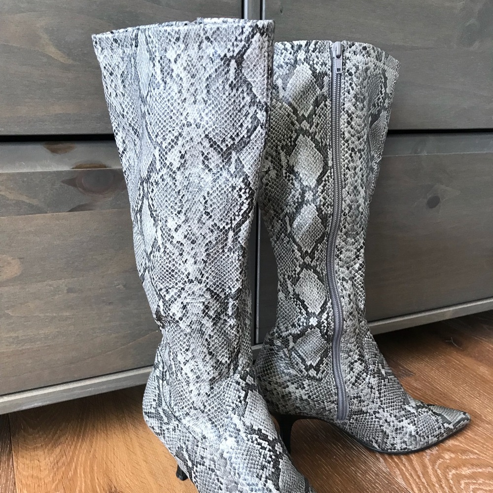 Faux gray snakeskin boots Fiona 8W - EUC